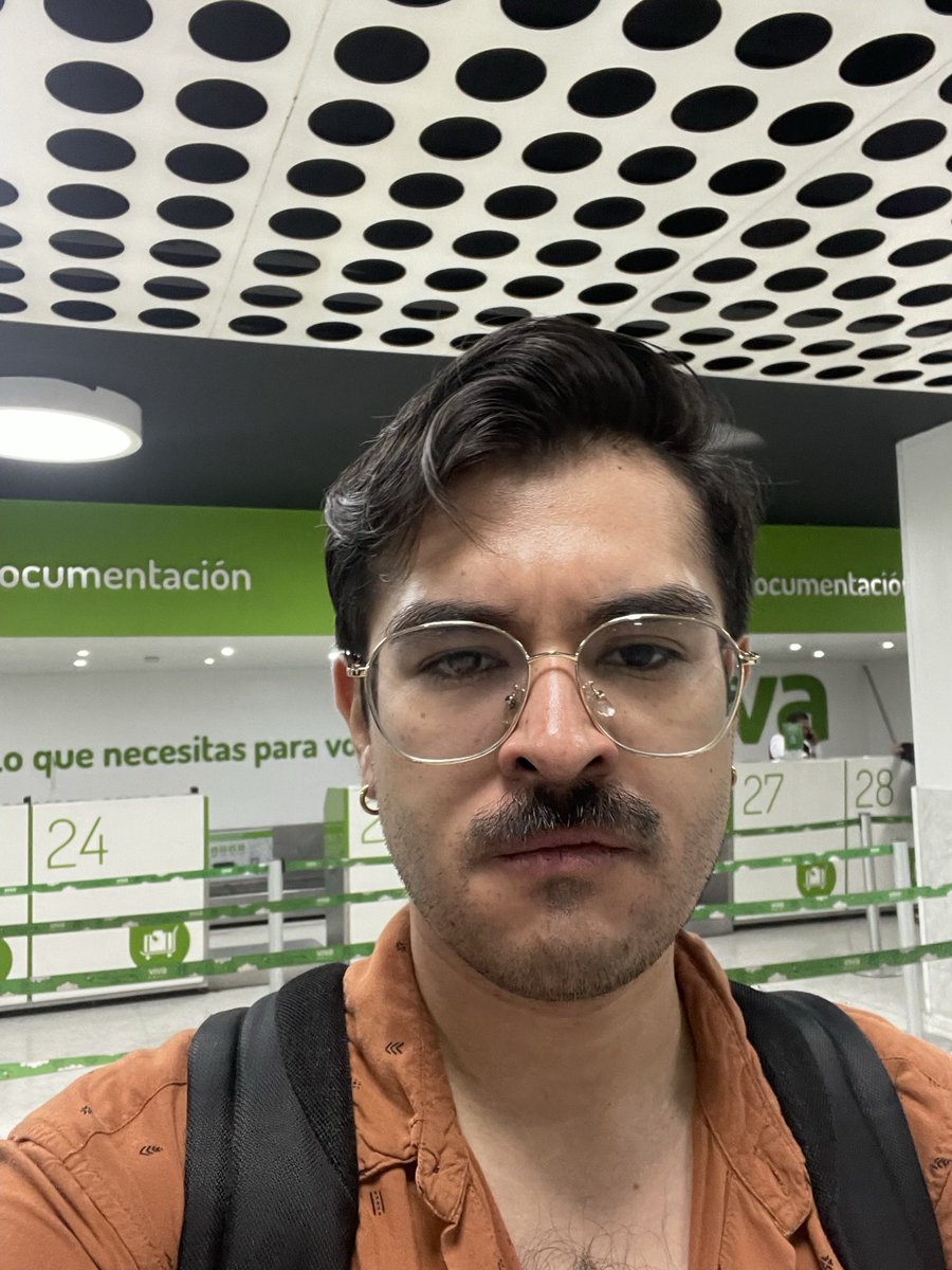 ElSeryei's tweet photo. @VivaAerobus luego que me obligaran a documentar maleta carry on, me roban objetos dentro de esta. Les pido solución y dices que está en tus cláusulas que no debo meter cosas de valor en la maleta. No se trata de sí meto algo de valor o no sino de su falta de seguridad @Profeco https://t.co/qo855GtAkx