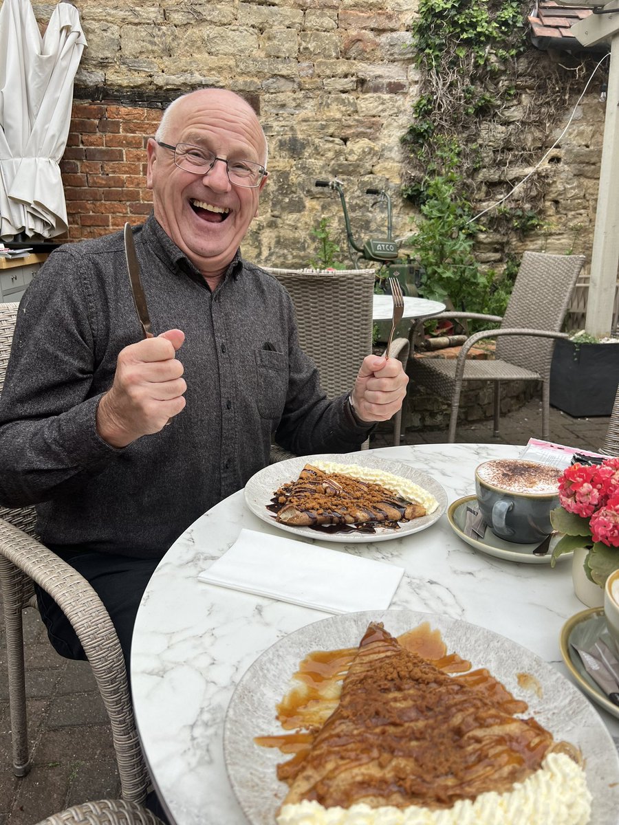 Such a pleasure and blast to finally meet this absolute legend and font of all knowledge <a href="/Marshrail/">Phil Marsh</a> for a catch up, coffee and cake - well crepe! Keep being you Phil and thanks for everything you do, you’re such an inspiration!
#railway #railwayfamily #catchup #coffee #crape