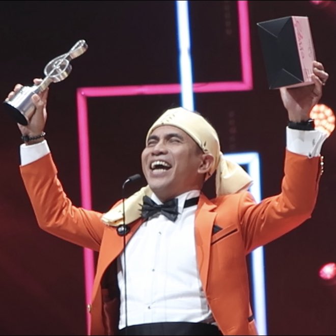 tv3malaysia's tweet photo. From this                                  To This

Anugerah Bintang Popular #ABPBH35 #EkspresiLegasiSeni https://t.co/XclWarmoVt