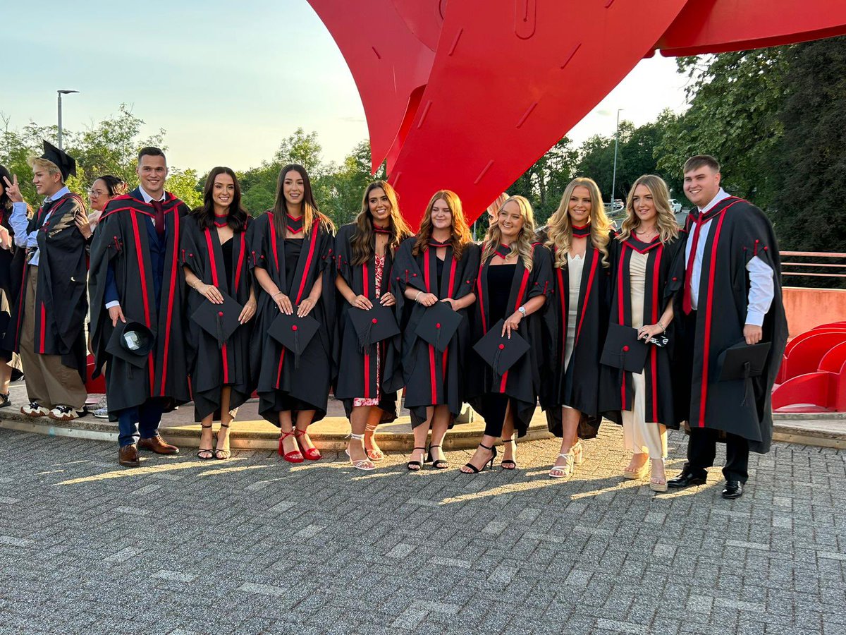 MissAmbrosen's tweet photo. So this week I graduated! Diolch yn fawr to @BAPrimaryUSW for a great 3 years! I have learnt so much and made so many friends for life along the way… here’s to the next chapter ❤️ https://t.co/jeYXdKXsWZ