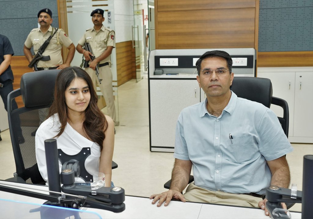 Sh. Nitin Kumar Yadav IAS, Home Secretary, Chandigarh visited ICCC &amp; PCCC and interacted with the team !!

#ChandigarhSmartCity #ICCCChandigarh #SmartCityChandigarh 

<a href="/CBC_Chandigarh/">Central Bureau of Communication, Chandigarh</a> <a href="/PIBChandigarh/">PIB in Chandigarh</a>