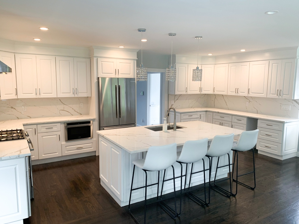 MakellosUSA's tweet photo. Keeping things simple is what Elegant White does best! 
📸 Classic Collection - Essential Series, Elegant White #makellos #makelloscabinetry #cabinetry #cabinetmaker #cabinetwholesaler #cabinetdistribution #kitcheninspo #evokcollection https://t.co/S4wXNzqIsr