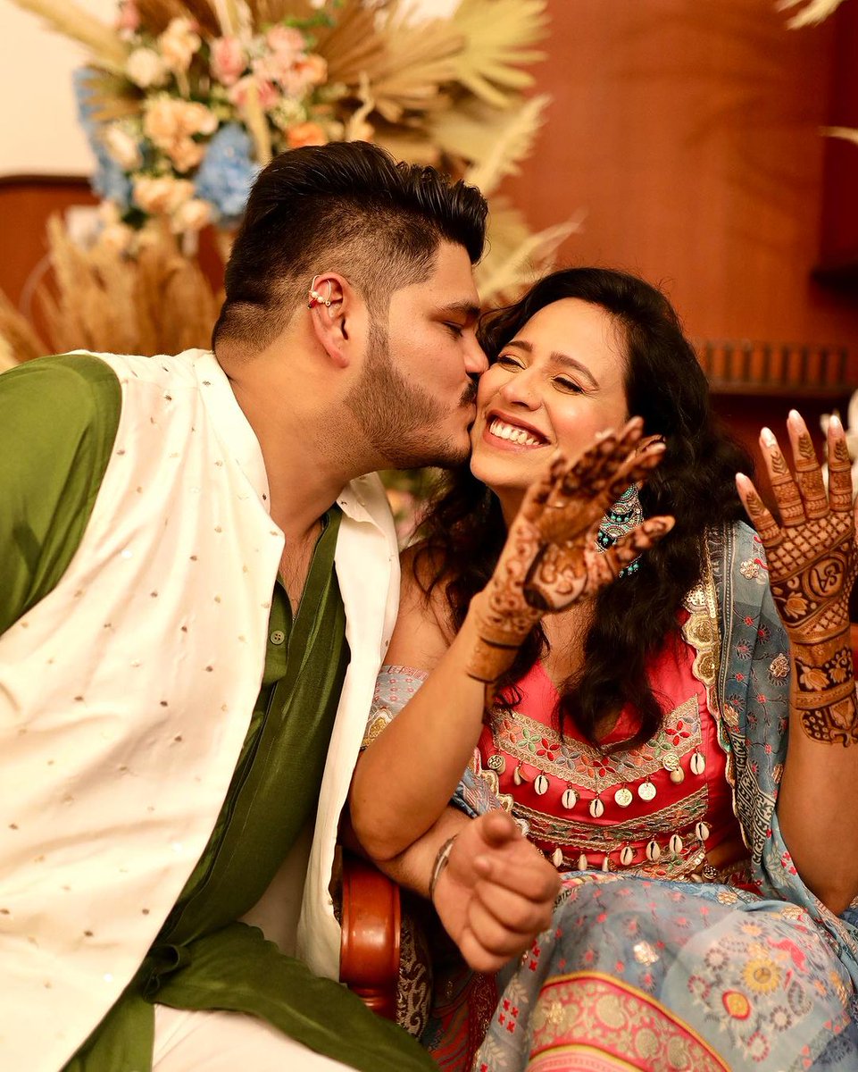 fillamwala's tweet photo. रब ने बना दी जोडी ❤️❤️
.
.
.
.
#swanandi #ashishkulkarni #engagement #newcouple #marathistatus #mehendi #photography #congratulations #fillamwala #sakarpuda https://t.co/vn7kHk6Ld0