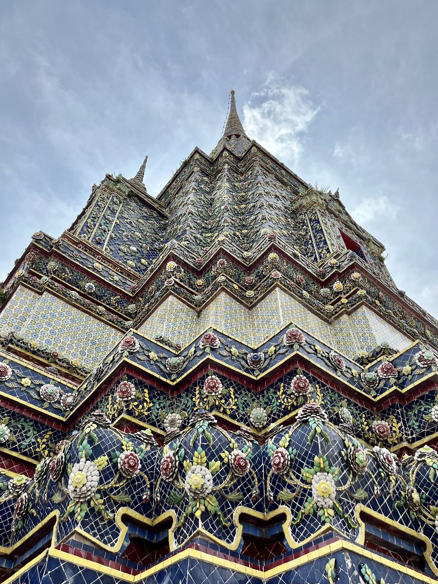 🇹🇭🏯🛺 Bangkok, il tempio di Wat Pho e il suo Buddha sdraiato.
.
.
.
#thailand #thailandia #thai #asia #bangkok #watpho #temple #tempio #asiatrip #asiatravel #insta #instagram #photo #photography #photooftheday #pictures #picture #travelphotography #travel #trip #ariodirienzo