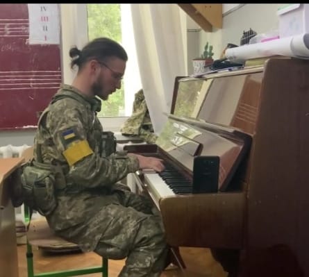 Novynarnia's tweet photo. За Україну загинув молодий скрипаль, воїн ЗСУ Давид Якушин
⬇️
https://t.co/hVSHzb7lqT https://t.co/YUWVicCjZn