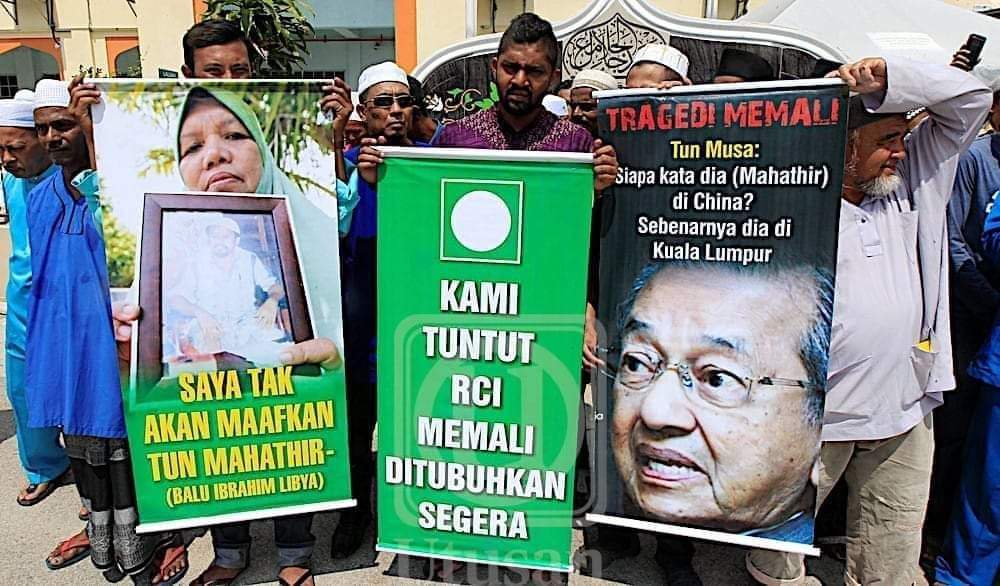 FaktaBukanAuta's tweet photo. Tahukah anda waktu berlaku Tragedi Memali pada 19 Nov 1985 semua telunjuk hala kpd Tun Musa Hitam sebab dia Menteri KDN/TPM.

Cerita plg popular - Tun M ada kat China so sah-sah la semua arahan datang dari Tun Musa.

Apa jenis maki hamun Tun Musa tak kena. Semua dia kena.

Sampai kejadian Highland Tower yg korbankan anak dia pun orang PAS kata padan muka, kifarah dosa Memali.

2014 baru kita tau cerita sebenar bila Tun Musa cerita pada public.

Tun Musa bongkar rupa-rupanya Tun M ada je di KL waktu kejadian.

Isu Memali tu arahan bersama, bukan dia sorang. Tapi yg kena bantai dia.

Sebab Memali ni la dia gaduh besar dgn Tun M sebab Tun M nampak nak cuci tangan.

Sampai akhirnya Tun Musa terpaksa letak jawatan setahun kemudian.

Hari ini dalam sejarah, 

individu yang kata 14 orang PAS sebagai MATI KATAK dalam Tragedi Memali dah duduk di pentas PAS. 🤣