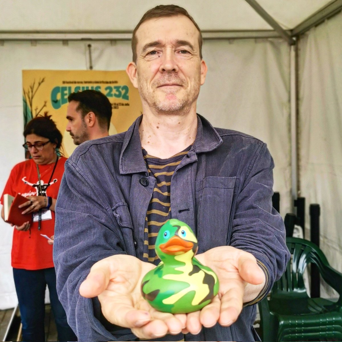 ElPatitoViajero's tweet photo. Me encanta descubrir autores con buen sentido del humor y, este año, he descubierto que David Mitchell, además de elevarte a las nubes, es un tío la mar de simpático.
#davidmitchell #davidmitchellauthor #cloudatlas #celsius232 #celsius2023 #aviles #puxaasturies #travelduck https://t.co/Ucg7wFWBea