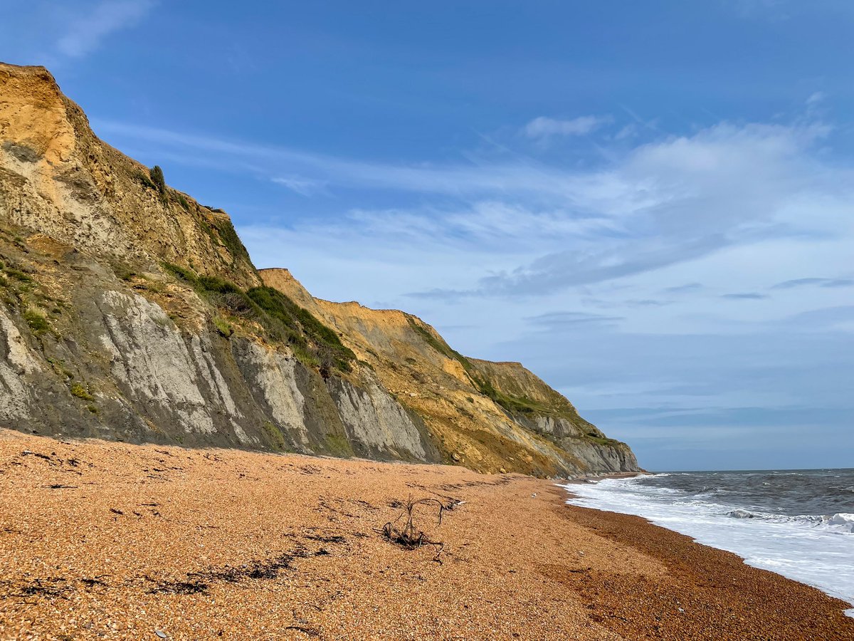 ratherbsurfing_'s tweet photo. @JLP_Dorset Here is the same stretch of beach last Sunday afternoon 😳. https://t.co/6BZXBXG31t