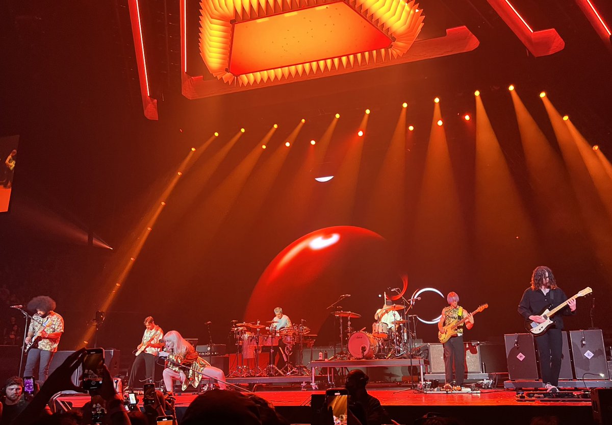 finelytaylored's tweet photo. #paramoreLA2 📸 https://t.co/DHWigQpjWM