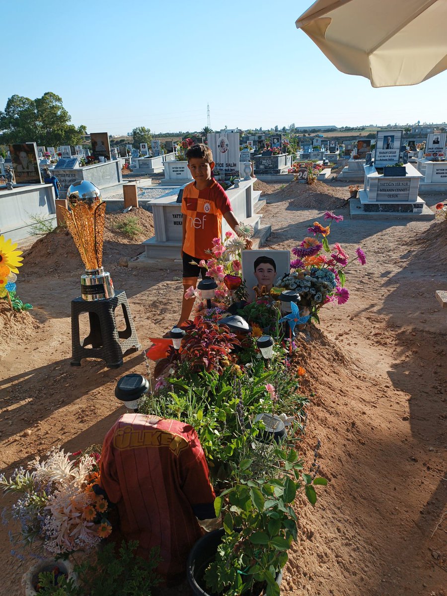 Sen kupa maçına gidemedin annem kupayı sana getirdiler.... Ah annem ne mutlu olacaktın....
#isiasortakdavamız
#hasanbilgen