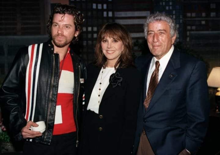 Sad news today: the legendary Tony Bennett has died at the age of 96. Here he is in 1994 with Michael Hutchence and Marlo Thomas. #TonyBennett #singer #greatamericansongbook

📷Rick Diamond