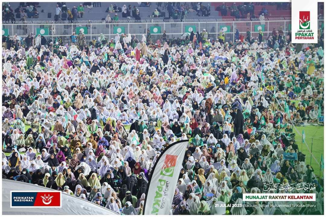 PASPusat's tweet photo. Penuh stadium wehh! 

Inilah kekuatan Perikatan Nasional. Dikurniakan pendukung yang ikhlas dan jelas hakikat perjuangan.

Mereka tak berganjak walau seinci meskipun hujan turun membasahi bumi.

Aura luar biasa dari Kelantan! https://t.co/HMmqnOYbB2