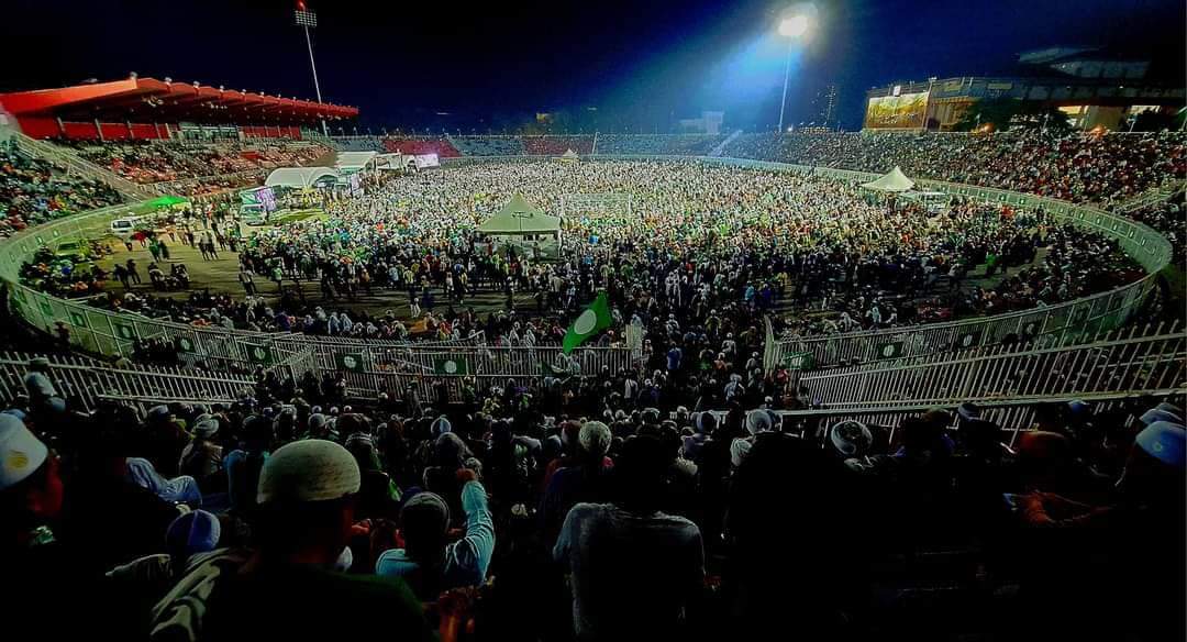 PASPusat's tweet photo. Penuh stadium wehh! 

Inilah kekuatan Perikatan Nasional. Dikurniakan pendukung yang ikhlas dan jelas hakikat perjuangan.

Mereka tak berganjak walau seinci meskipun hujan turun membasahi bumi.

Aura luar biasa dari Kelantan! https://t.co/HMmqnOYbB2