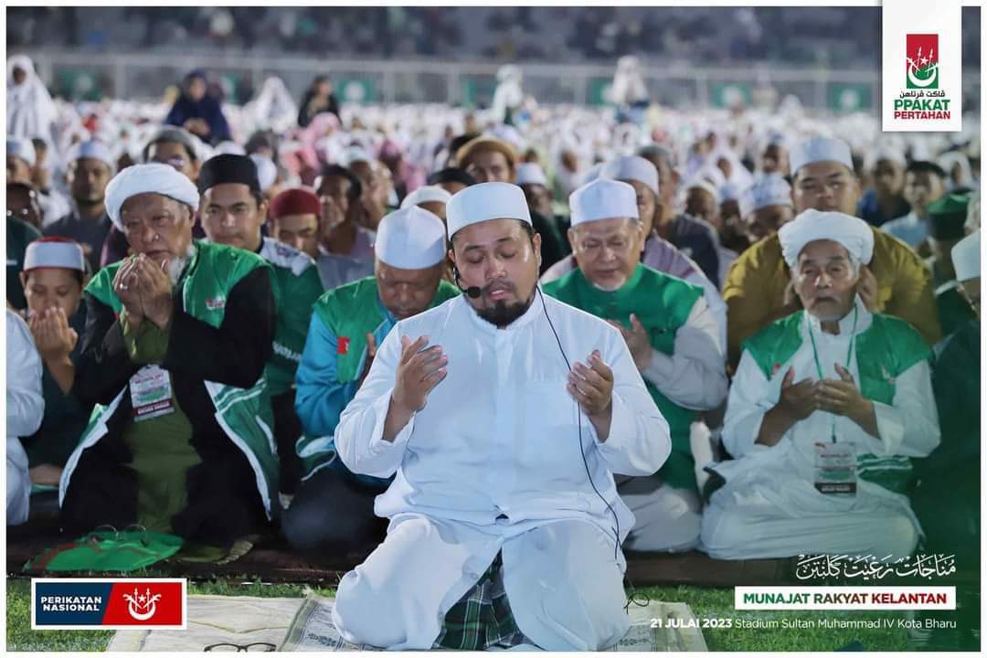 PASPusat's tweet photo. Penuh stadium wehh! 

Inilah kekuatan Perikatan Nasional. Dikurniakan pendukung yang ikhlas dan jelas hakikat perjuangan.

Mereka tak berganjak walau seinci meskipun hujan turun membasahi bumi.

Aura luar biasa dari Kelantan! https://t.co/HMmqnOYbB2