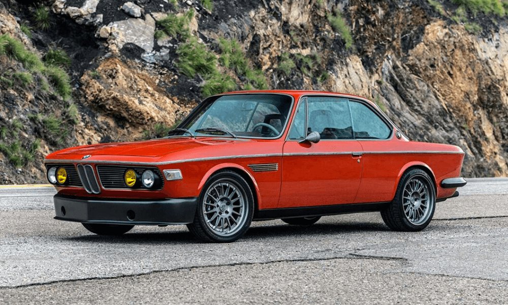 ChaRley_CZ's tweet photo. @NicoletteUrbi Tenhle restomod BMW 3.0 CS z roku 74', který si nechal udělat Robert Downey Jr. 😊🤩 Absolutní dream car, je to naprostá nádhera. 🙈 https://t.co/NQzfUS342i