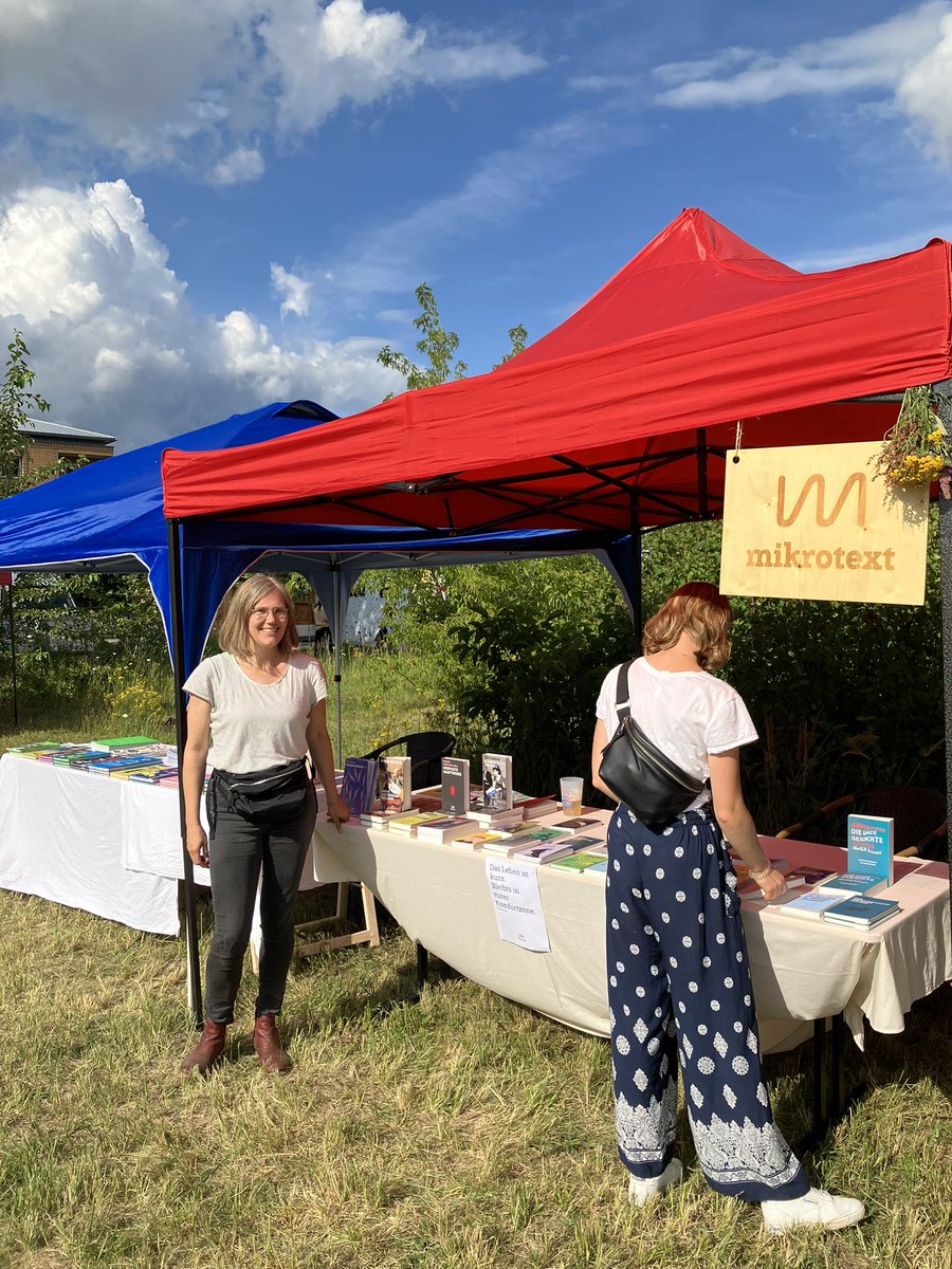 Wir sind auch am Samstag wieder mit Stand am im Verlagsdorf in #greifswald beim @Katapultmagazin Festival. Hier gibts auch Treckerfahren, Blumentauschmarkt, Bands, Softeis. Und, und, und. Kommt vorbei mit Kind und Kegel! Ohne Umsteigen mit #deutschlandticket von Berlin. 😎🍦🐝💚