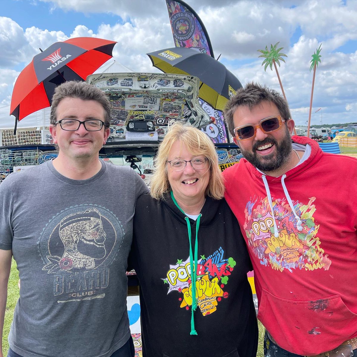 Popbangcolour's tweet photo. It’s been a super busy day @SantaPodRaceway today for #BugJam - here with Mother Cook &amp; my elder brother @simoncook81 

Time to crack on with some Vee-Dub #ContinuousCar drawings this weekend - who’s coming to Bug Jam 36 at the Pod? 

#SantaPod #SantaPodraceway #BugJam36 https://t.co/HKAreA1LQc