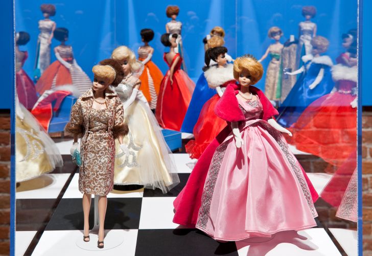 mnbaq's tweet photo. L'exposition mettait en valeur la collection du designer principal du MNBAQ à l'époque, Denis Allison, axée sur la première période de production de la célèbre poupée, alors que ses tenues vestimentaires témoignent d’un grand raffinement.
📷 Idra Labrie, @mnbaq
#BarbieTheMovie https://t.co/LxVgJpxn0w
