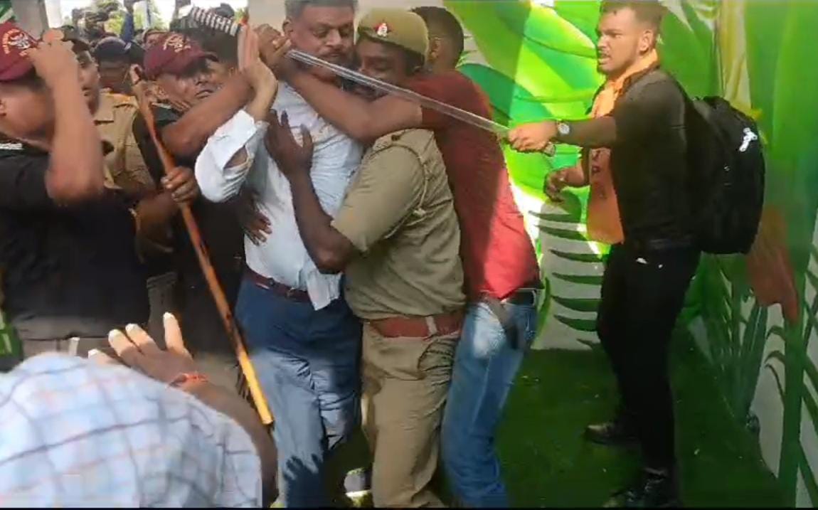 bhaskarc71's tweet photo. अब मूल रूप से देखना है कि योगी आदित्यनाथ के बुलडोजर में कितना दम है वह अखिल भारतीय विद्यार्थी परिषद के गुंडों के घरों पर कितना बुलडोजर चलवाती हैं ।
#ddu 
@yadavakhilesh @myogiadityanath 
@gorakhpurpolice https://t.co/WRJnqBsaWX