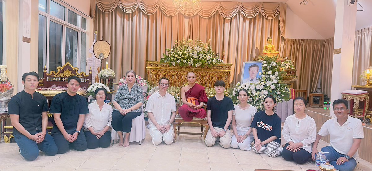 JaneanGroup's tweet photo. กราบพระโสภณปัญโญภิกขุที่มาเทศน์ในงานสวดอภิธรรมศพคุณพ่อในคืนสุดท้าย ขอบพระคุณครอบครัวจารุจิตรานนท์ที่ร่วมทุกข์ร่วมสุขจับมือกันเสมอ ในวันที่ต้องเข้มแข็งและอ่อนแอก็ไม่เคยทิ้งกัน🙏🏼😭🖤🩶 https://t.co/rUumqYRqVz