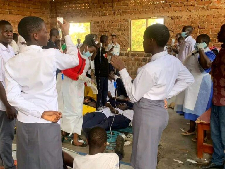 Deeply concerned about the incident at Nakanyonyi Secondary School in Mukono, Uganda. Reports suggest about 200 students hospitalized due to suspected food poisoning. Praying for their swift recovery. 🙏 #Uganda #NakanyonyiSchool #HealthEmergency #EducationInCrisis @cgraw1
