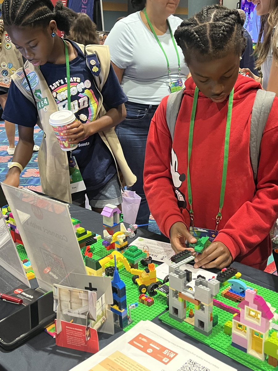 Calling all Girl Scouts! Have you ever met an #architect? 🤔 

Well, now you have the chance! Stop by booth #1115 at #PhenomByGirlScouts to ask an architect all about architecture (&amp; play with Legos!).