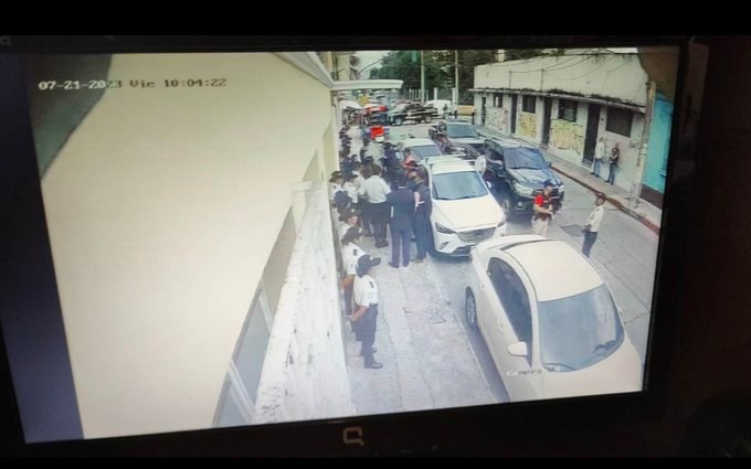 Factor4_GT's tweet photo. #GolpeALaDemocracia |  Fuerte dispositivo policial en la sede del @msemillagt.  

➡️El golpe no para, debilitando cada vez más una ya #IncipienteDemocracia https://t.co/mrKL08EfIw