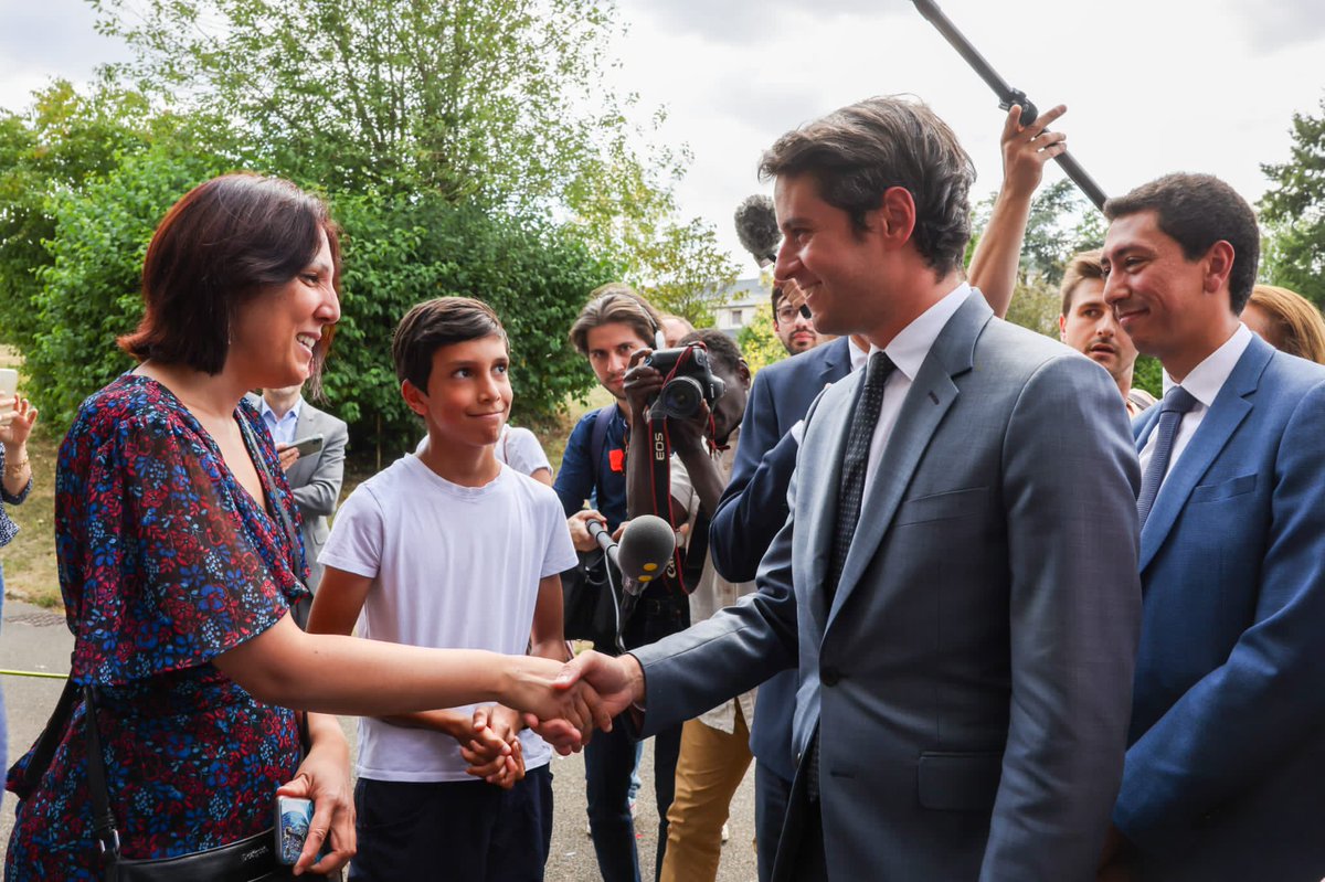 La République est un bloc. Son École est debout et fière. C’est le message que j’ai passé à la communauté éducative et aux élus de La Verrière, admirables de résilience après la désolation. Tous ensemble, nous nous y engageons : une solution viable pour chaque élève à la rentrée.