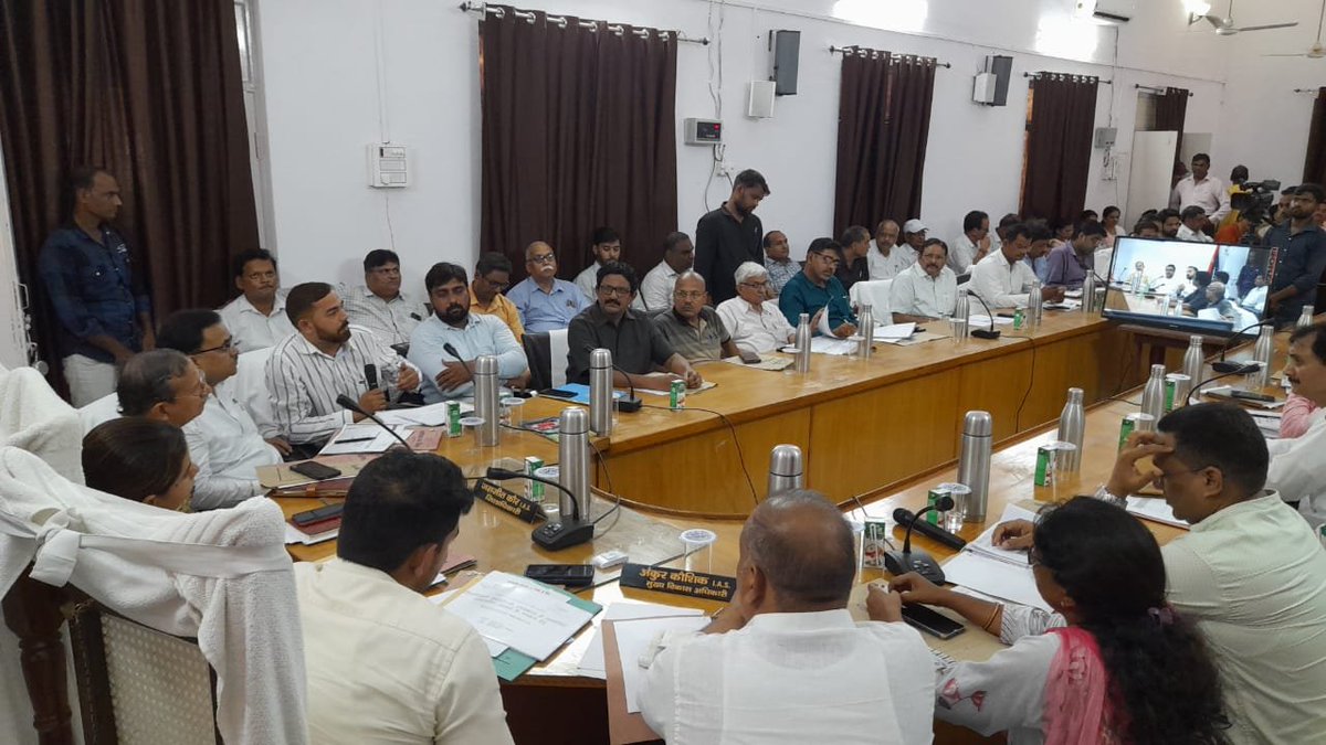 SultanpurDm's tweet photo. आज दिनाँकः 21.07.2023 को पुलिस लाइन सभागार में व्यापार बन्धु एवं जिला उद्योग बन्धु की बैठक आयोजित की गई. https://t.co/txhGXG3fD9