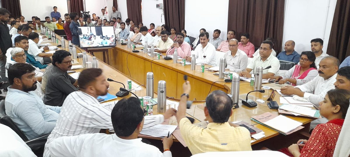 आज दिनाँकः 21.07.2023 को पुलिस लाइन सभागार में व्यापार बन्धु एवं जिला उद्योग बन्धु की बैठक आयोजित की गई.