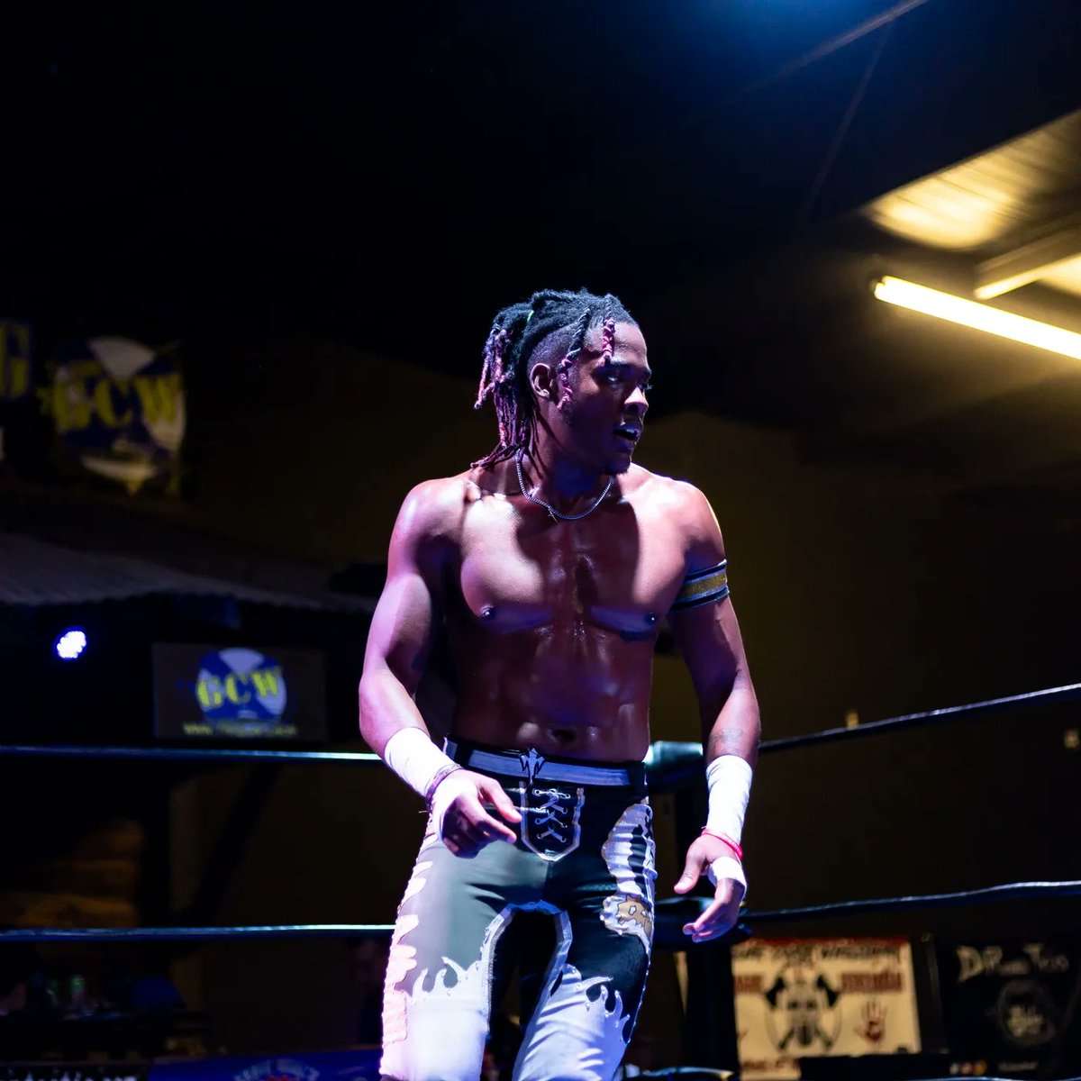 KameronRussell5's tweet photo. 🎭#DRTy Kam with a "K"
🩸
🩸
🩸
🩸
🩸
@darusselltwins @thelovealivecharity #wrestling #prowrestling #fyp #wwe #nxt @dablackpope #impact #aew #wrestling #prowrestling #explorepage #viralpost https://t.co/U7sMKNH65L