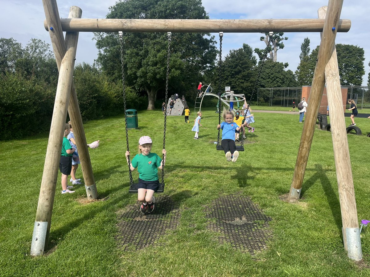 KS1 children enjoyed a last day of term trip to the local park and an ice cream from the Ice Cream Van. The Children had a great time 🍦
