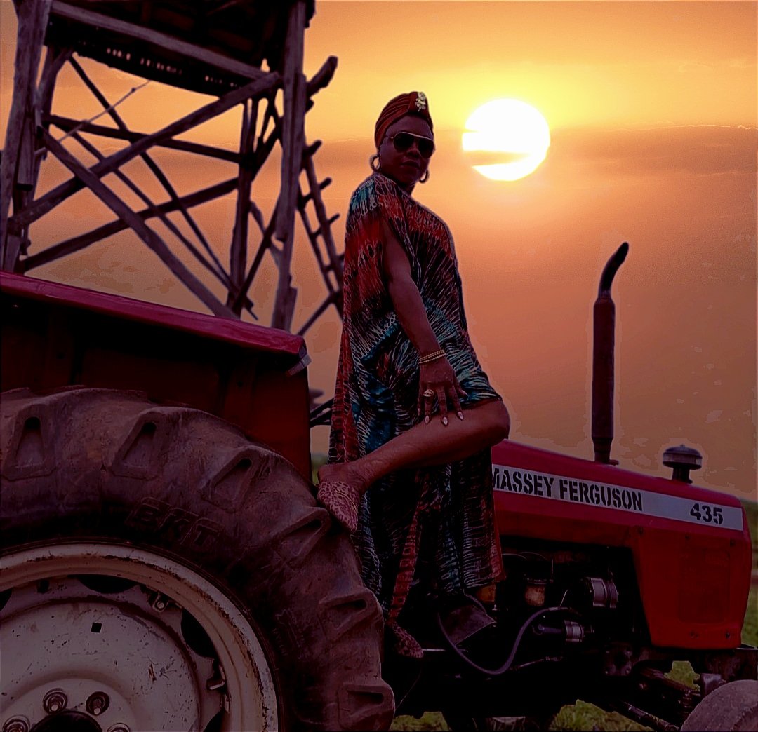 akinwale_cfi's tweet photo. The Tractor &amp; The Beautiful Farmer 🌞 https://t.co/AeeNtZJTtD