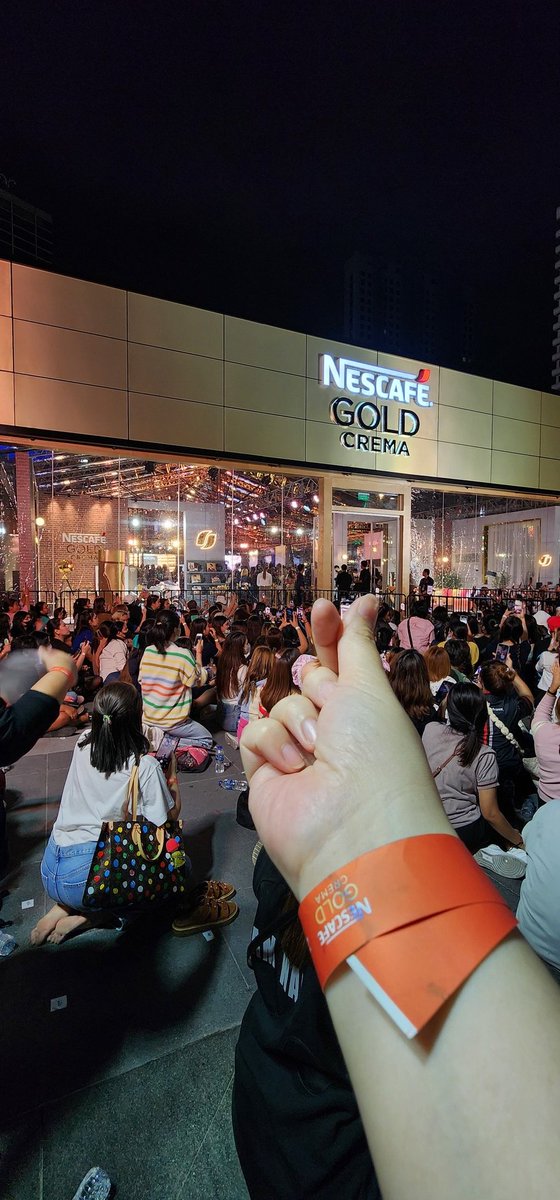 TinkerBellz_WW's tweet photo. ขอบคุณ #NesCafe ที่จัดงานดีๆให้เราได้มีโอกาสเจอเฮียค่า 😍😍  งานดีมาก มีจัดที่ให้ฟค.เป็นอย่างดี แปะจองคิวได้ ไม่ต้องรอทั้งวัน มีทีมดูแลแจกน้ำเย็น มีผ้าเย็นให้อีก ❤️❤️❤️ เริศศมากค่า คิดไม่ผิดเลยที่มางานนี้ 🫰🫰
#NESCAFEGoldCremaXJacksonWang 
#NescafeCrema #TheFinestMansion https://t.co/JGxQpOVNvv