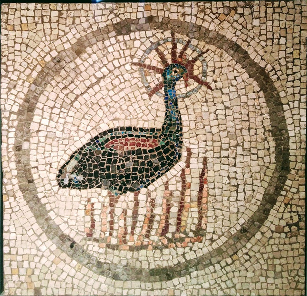 Lourdes Diego <a href="/unizar/">Universidad Zaragoza</a> muestra cómo se codifica el ave fénix en el imaginario cristiano, partiendo de la cultura figurativa clásica. Legada por griegos y egipcios, el ave simbolizó Roma, el paraíso y la eternidad, hasta su transformación en símbolo de la resurrección de Cristo