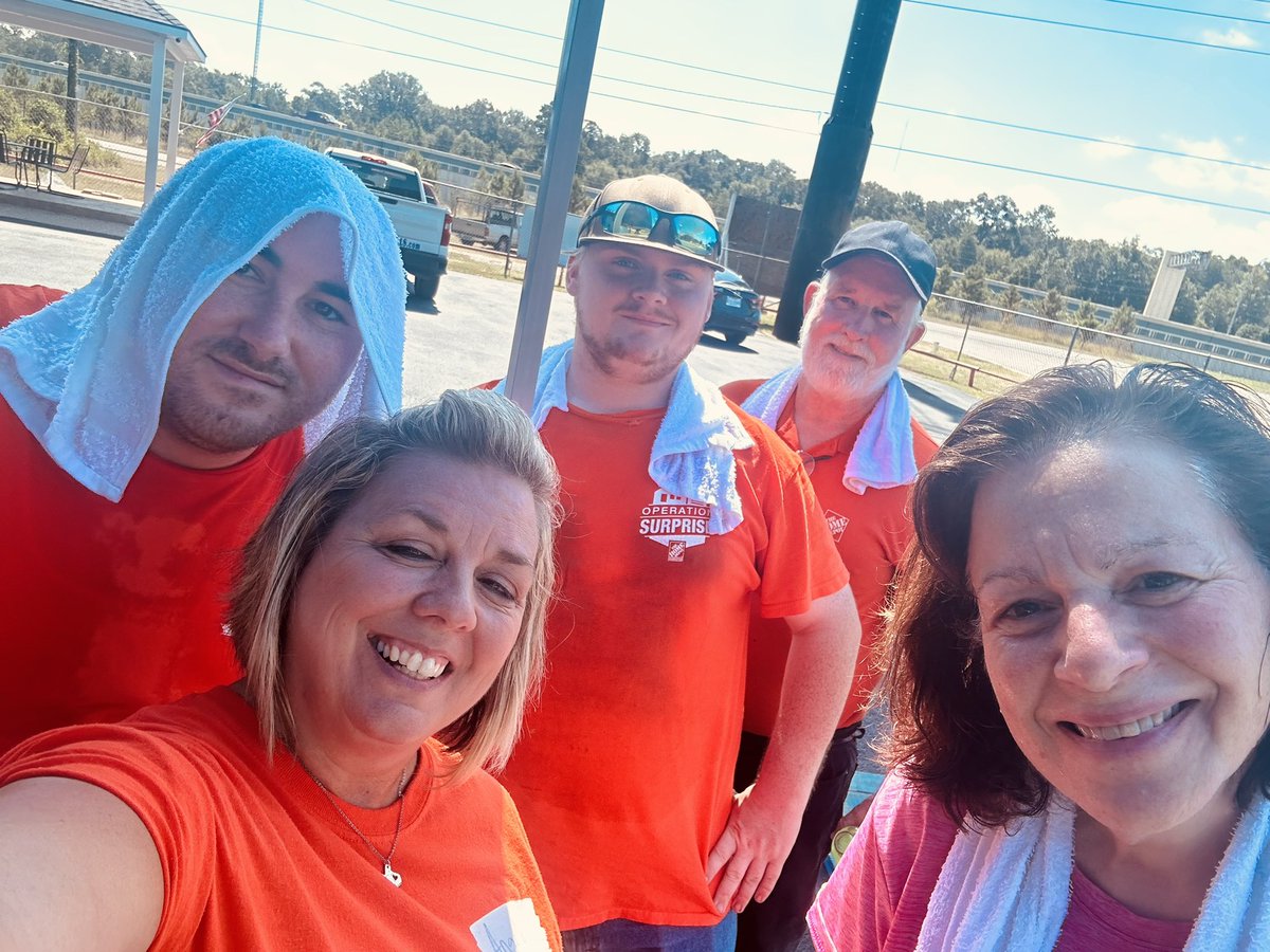 thorndykea's tweet photo. 6523 DSs helping at a Food drive @ H-Town Dream Center! #teamdepot #OrangeAtHeart @miriamperez03 @jermeybotkin @sean_vissar @LizBolt70613835 https://t.co/UHtJeXB0iy