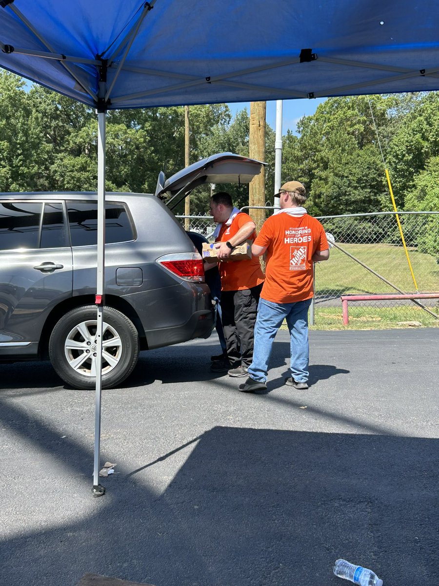 thorndykea's tweet photo. 6523 DSs helping at a Food drive @ H-Town Dream Center! #teamdepot #OrangeAtHeart @miriamperez03 @jermeybotkin @sean_vissar @LizBolt70613835 https://t.co/UHtJeXB0iy