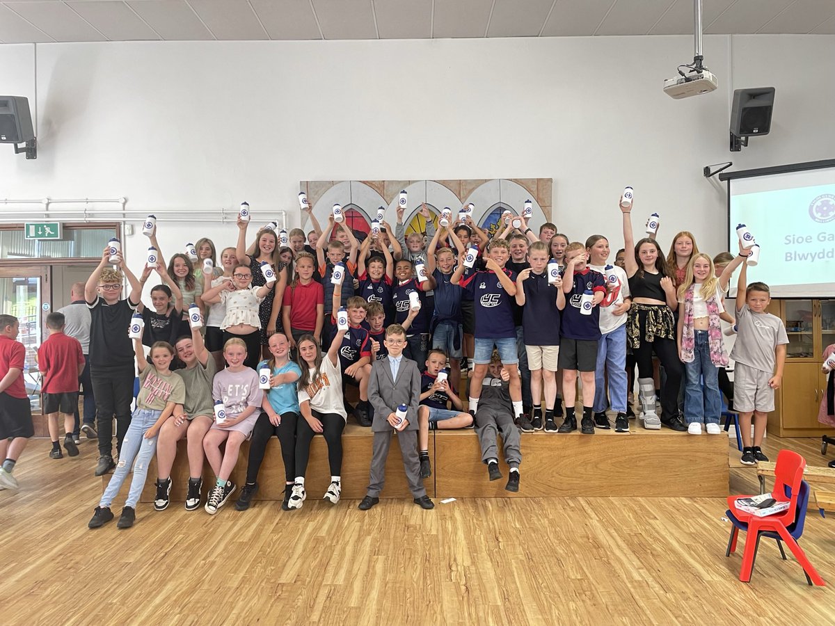 6BlwyddynYBE's tweet photo. Diwedd cyfnod i’r criw arbennig yma ym Mro Eirwg. Diolch am eich gwaith caled ar hyd y blynyddoedd a phob lwc mawr yn eich pennodau newydd! 

The end of an era for this special crew here at Bro Eirwg. Thank you for your hard work over the years. Good luck in your new chapters! https://t.co/zh9V6KSJMI