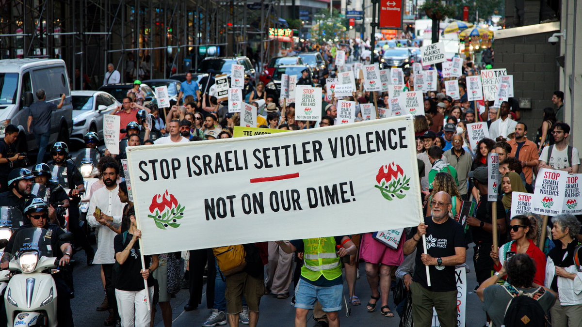 500+ New Yorkers turned out last night to protest Israeli settler violence and support the historic Not on Our Dime! Act, which would revoke the charitable status of New York organizations that funnel hundreds of millions of dollars to ethnic cleansing. 

#NotOnOurDime