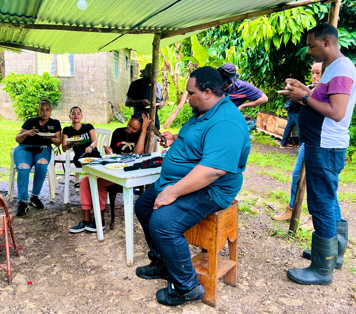 annmarievazja's tweet photo. Friday Recap🇯🇲
Successful water hike &amp; lunch cooked pon woodfire yesterday.

Wednesday an informative community meeting in #LongBay with #NWC 

Bushing &amp; our trucked water delivery continues. 

Consultation meeting with the #PAJ re master plan for the our town.

#Boom 🙌🏻🇯🇲🙏🏻💛 https://t.co/Kje2Vd2DYj