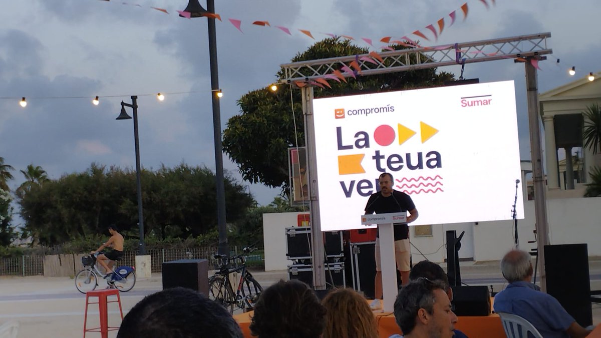 teresadiazoltra's tweet photo. Últimos minutos y mucha gente en el cierre de campaña de @sumar en València, ganas de votar, fuerza y  valentía es lo que se respira. A por el #23J @SumarPVOficial https://t.co/px7YgZTegD