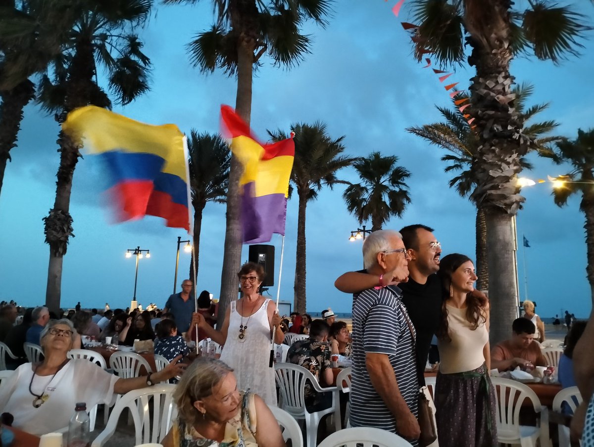 teresadiazoltra's tweet photo. Últimos minutos y mucha gente en el cierre de campaña de @sumar en València, ganas de votar, fuerza y  valentía es lo que se respira. A por el #23J @SumarPVOficial https://t.co/px7YgZTegD