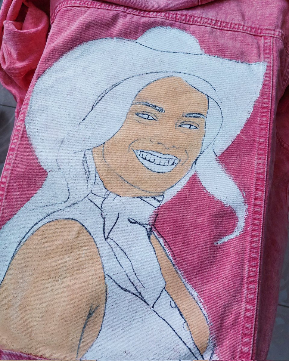 Seguimos con la fiebre de #Barbie y aprovecho para compartirles un poco del proceso de la #jacket que pinté para el estreno! #MargotRobbie #BarbieMovie