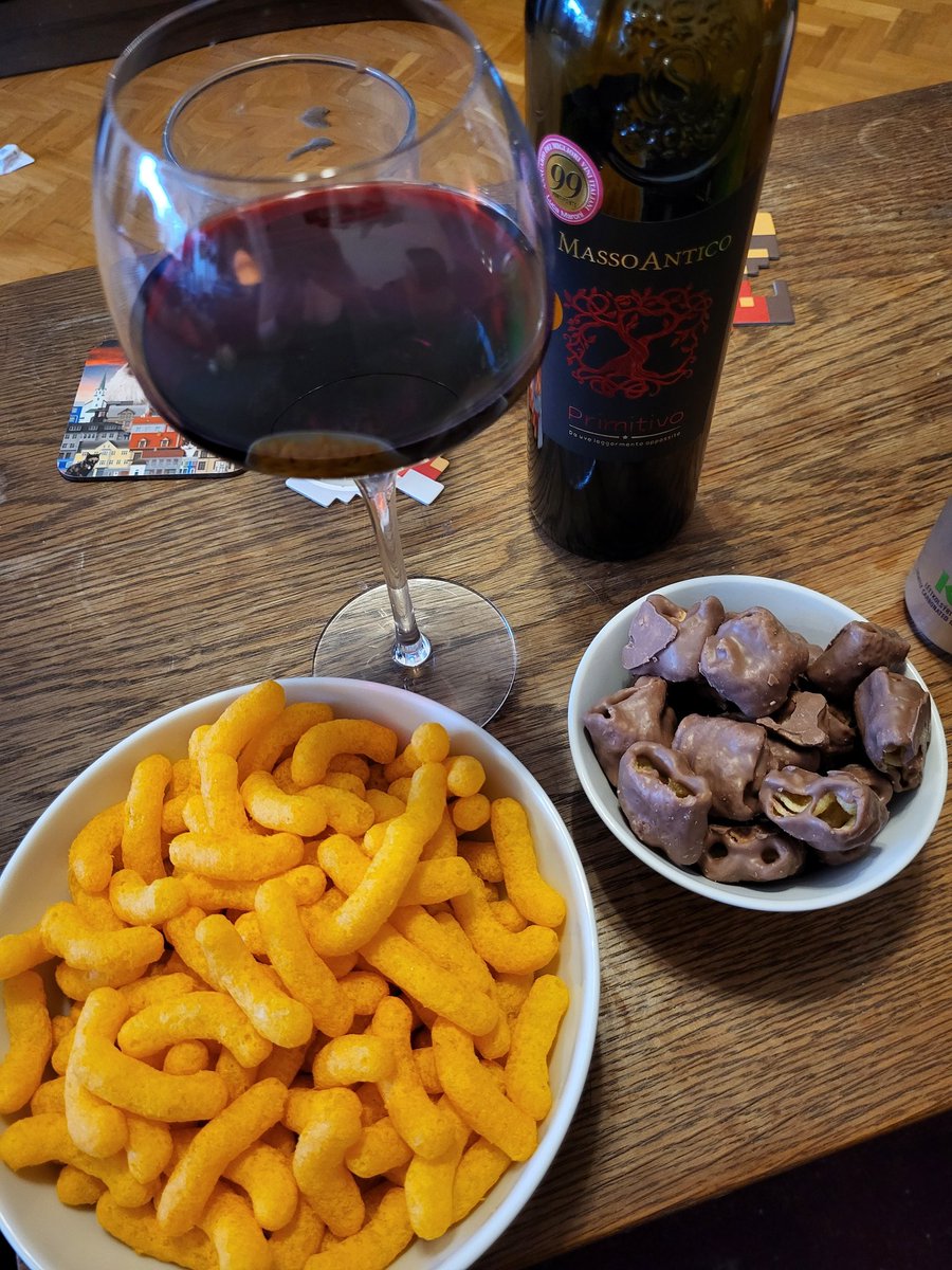 Kvöldmaturinn. Rauðvín, ostar og súkkulaði. Hin heilaga þrenning.