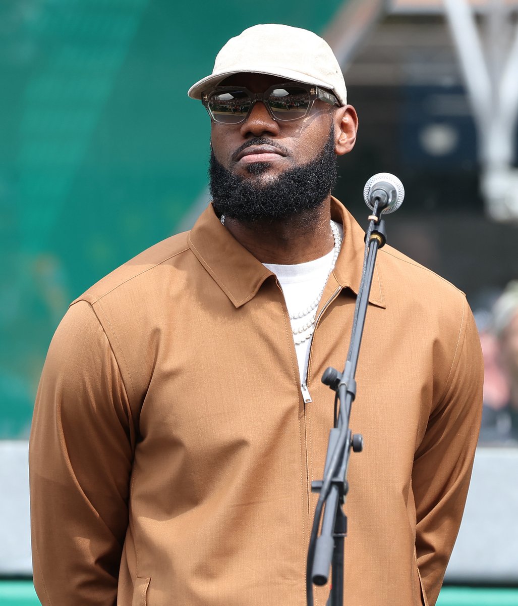 BleacherReport's tweet photo. LeBron is expected to attend Messi's MLS debut tonight in Miami, per @mcten https://t.co/1C12y2JS7A