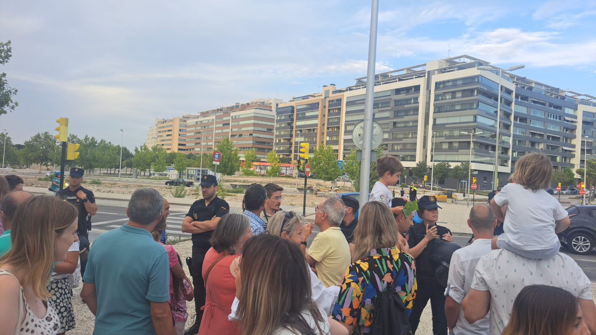 Gracias a todos los abuelos que han paseado con nosotros, con gesto de preocupación, por sus nietos. 

Los primeros. Los mejores. 

#porunmariazambranoseguro 

<a href="/GobAragon/">Gobierno de Aragón</a>
<a href="/ChuecaNatalia/">Natalia Chueca</a> <a href="/zaragoza_es/">AyuntamientoZaragoza</a> <a href="/aragontv/">Aragón TV</a> <a href="/AMPACdelBosque/">AMPA Claros del bosque del CEIP María Zambrano</a> <a href="/AVParqueVenecia/">Asociación vecinal "Somos Parque Venecia"</a>