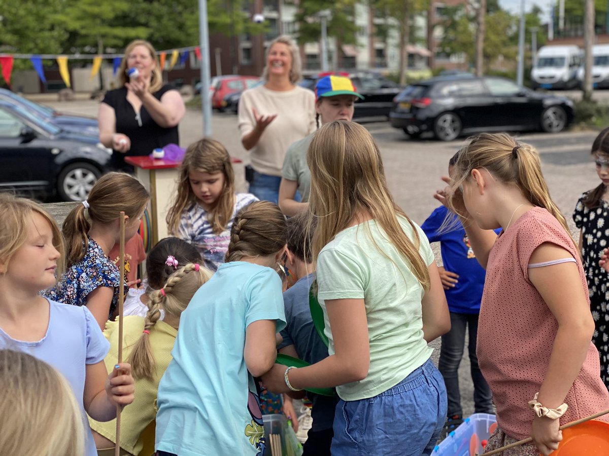 Blijft bijzonder, bestuur van Jeugdland, wonen niet (meer) in deze gemeente en komen uit Brabant, Gelderland en bijna Zeeland 🚘 afreizen om een feestje 🥳 in <a href="/GemAlblasserdam/">Gemeente Alblasserdam</a> te vieren voor de kinderen met een Zomerpaspoort. ☀️ Wij zijn heel blij met jullie! 🤩