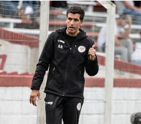 Al grupo de los 100. <a href="/ChavodiazDT/">Gustavo'Chavo' Díaz</a> dirigirá su partido N° 💯 en <a href="/cariverplateuru/">C. A. River Plate</a> . Asumió el 5 de abril  de 2021. 
Ganó 39, empató 28, perdió 32. 
88 por @CampeonatoAUF,  9 por la <a href="/Sudamericana/">CONMEBOL Sudamericana</a> y 2 por <a href="/CopaAUFUruguay/">Copa AUF Uruguay</a> . Carrasco dirigió 168 en 2 períodos y Almada 135 en 4 años.