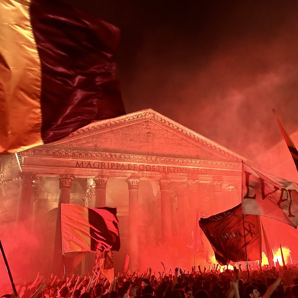 ASRomaEN's tweet photo. 💛❤️

#ASRoma https://t.co/ausR2iARqm