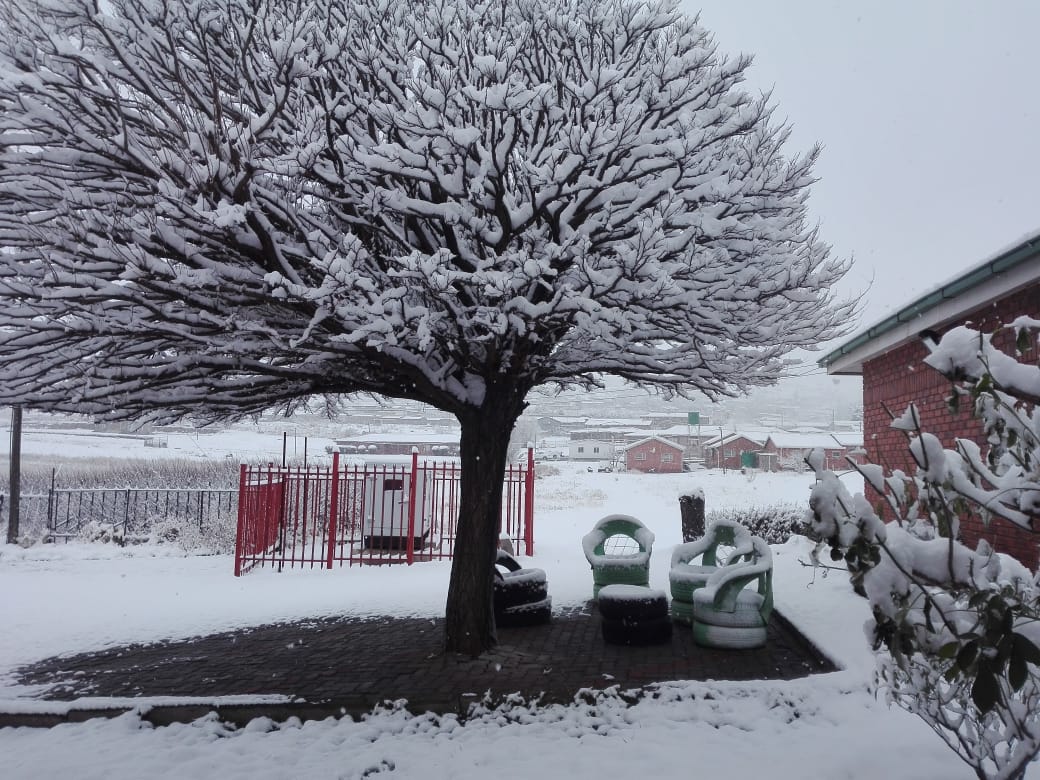 AfricaFactsZone's tweet photo. A town called Thaba-Tseka covered in snow in Lesotho. https://t.co/5FXlzwygyE